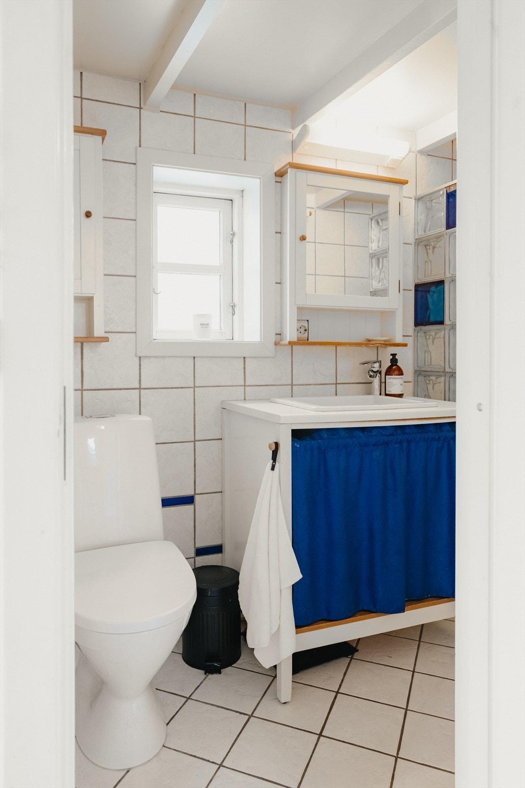 Badet er helfliset og har elektriske varmekabler i gulvet. Galleribilde