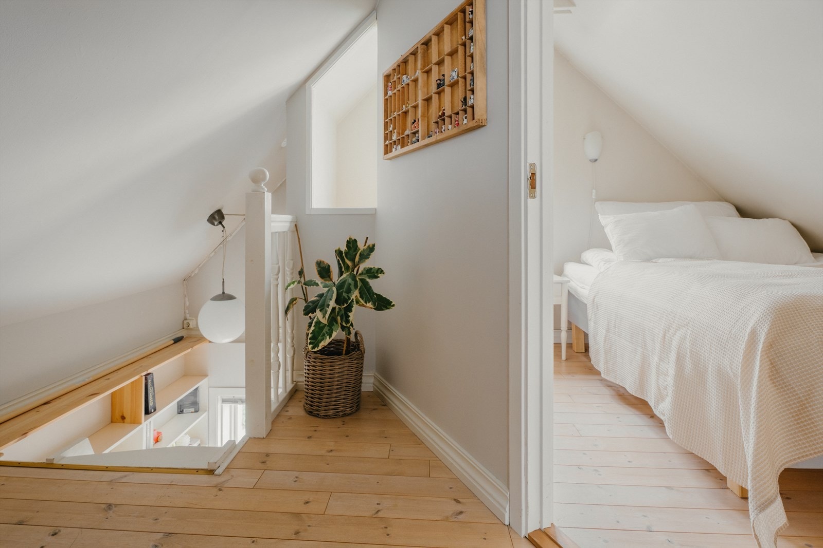 I loftsetasjen finner man boligens to soverom. Galleribilde