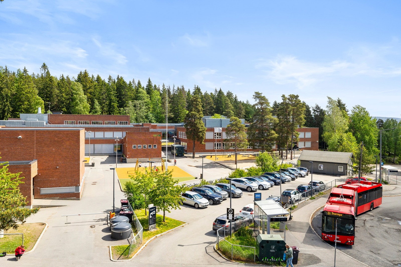 Tonsenhagen barneskole er 2-3 minytter unna boligen, det samme er svært gode bussforbindelser, 7 dager i uka, hele døgnet Galleribilde