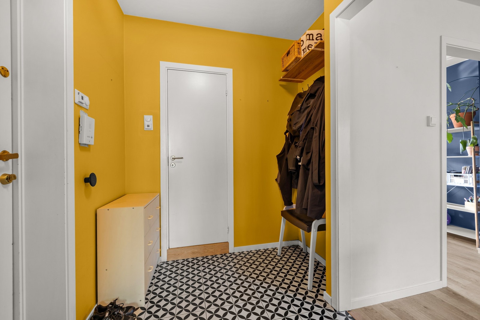 Entre med innbygd skap og nisje med oppheng for yttertøy Galleribilde