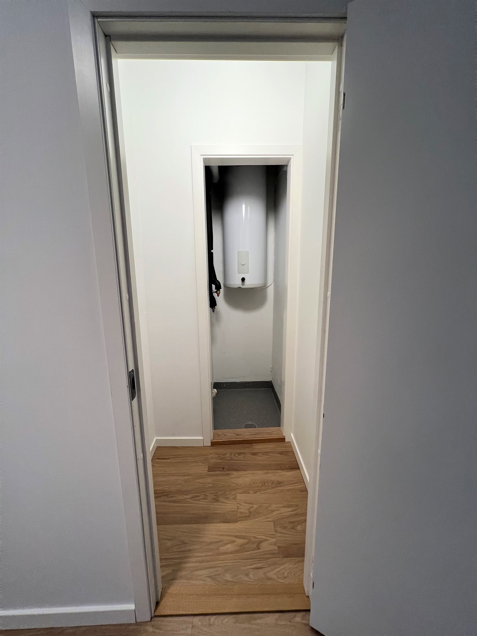 Liten bod i leiligheten. I tillegg medfølger en 5 m2 stor bod i kjelleren Galleribilde
