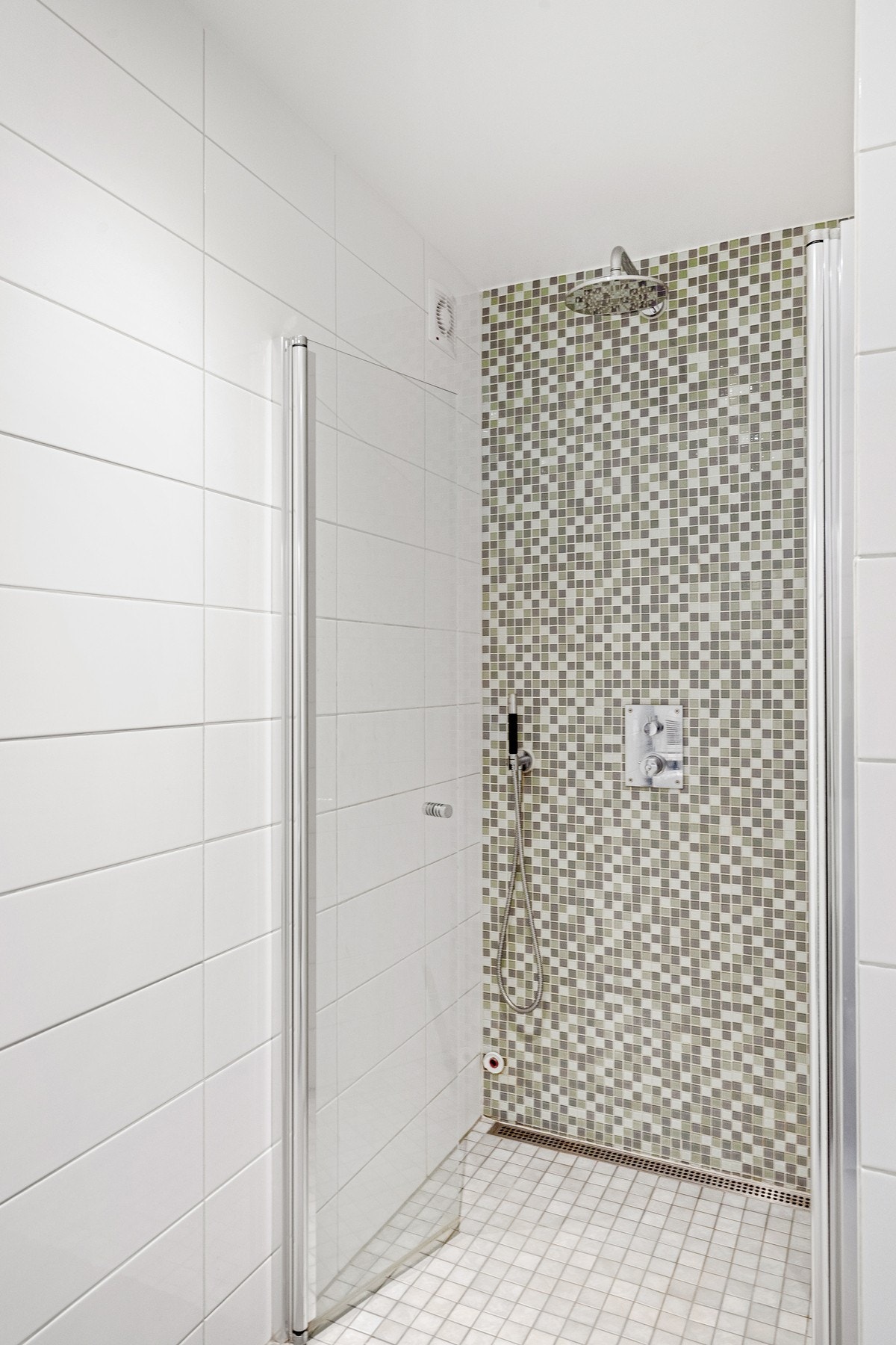 Badet har en romslig dusjnisje. Galleribilde