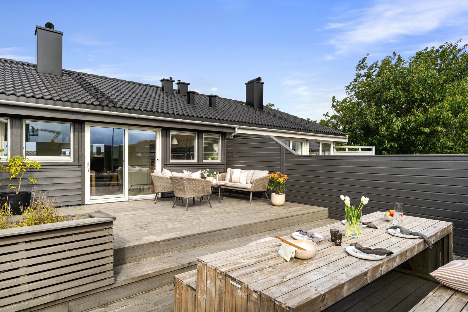Terrassen er sørvendt med gode solforhold, perfekt for å nyte fine dager utendørs. Galleribilde