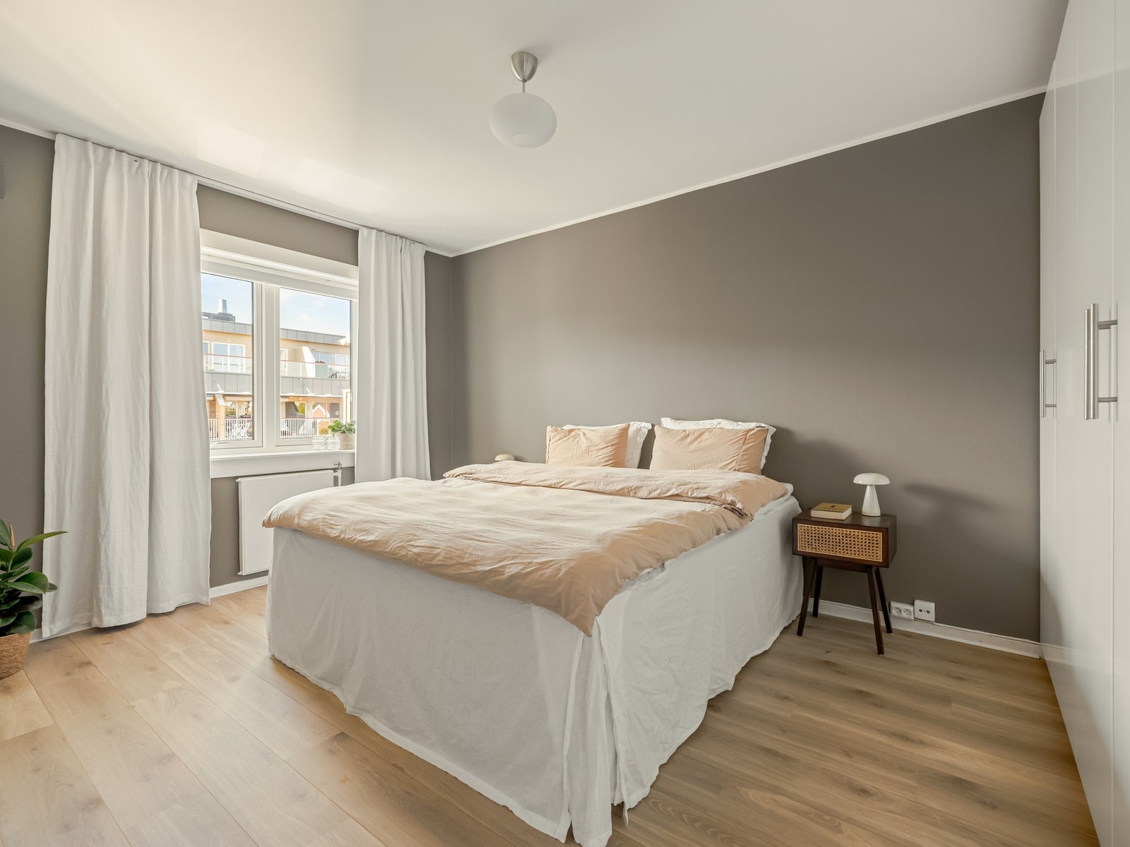 Soverommet finner du inn fra stuen, og er av svært god størrelse. Galleribilde