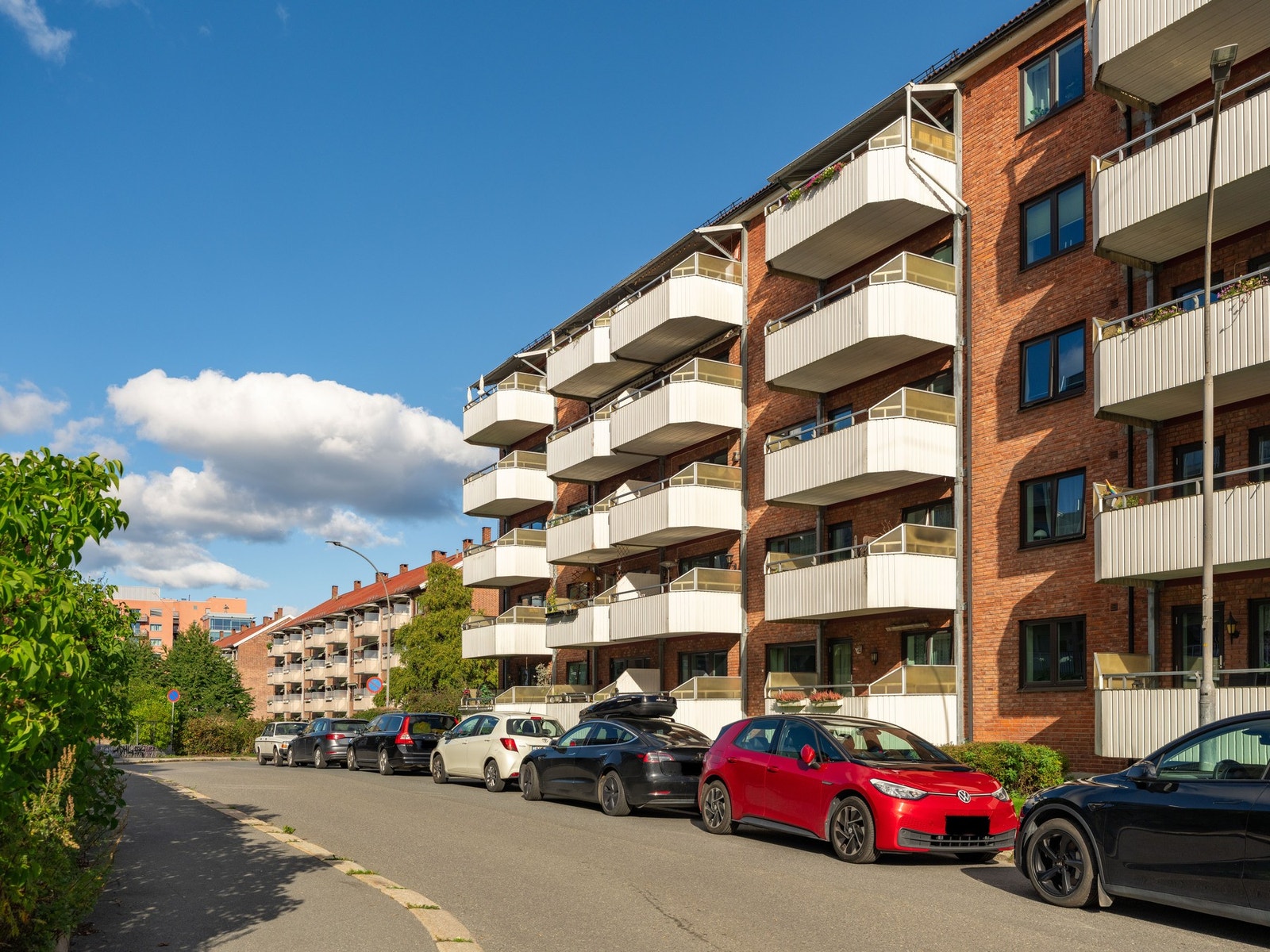Fasade av bygget. Borettslaget har ca 8 parkeringsplasser etter "førstemann til mølla"-prinsippet, og ellers gateparkering. Galleribilde