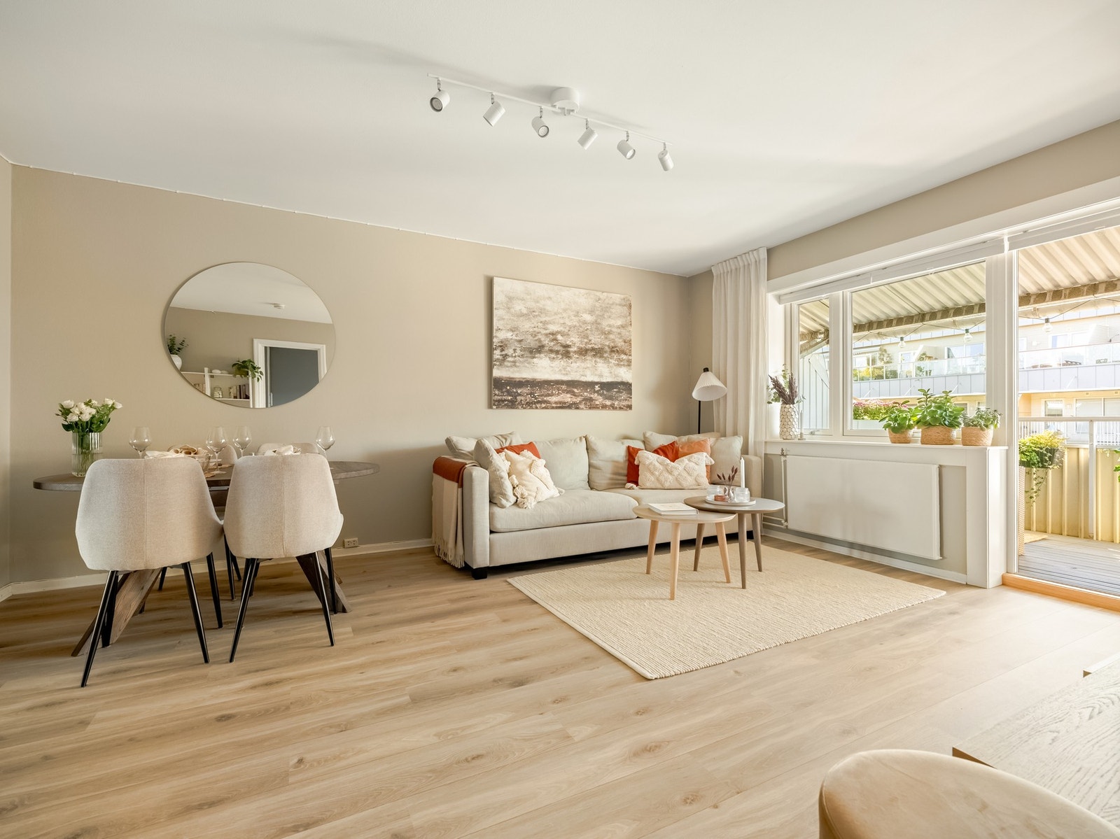 Her har du godt med plass til både sofa og spisebord. I tillegg er det dype vinduskarmer som er fine å innrede. Galleribilde