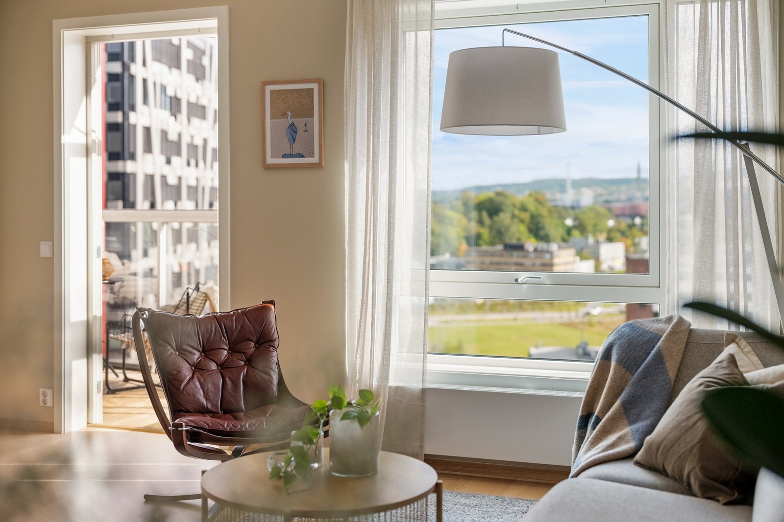 Her bor du høyt og fritt i byggets 8. etasje med fritt utsyn og lite innsyn. Galleribilde