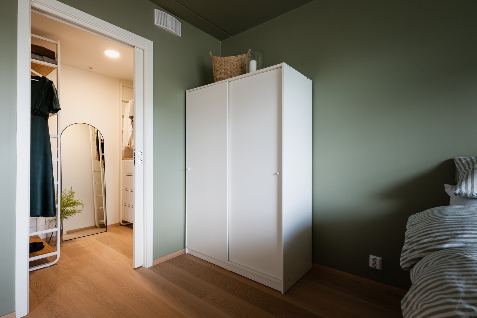 I tilknytning til soverommet er det en praktisk innvendig bod/walk-in-closet. Galleribilde