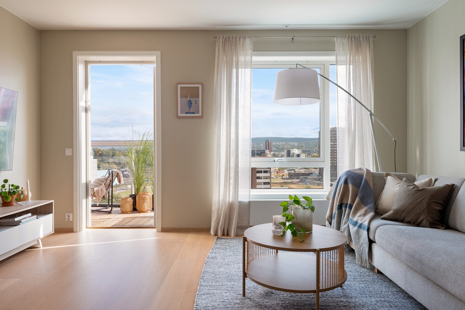 Fra stuen er det utgang til boligens balkong. Galleribilde