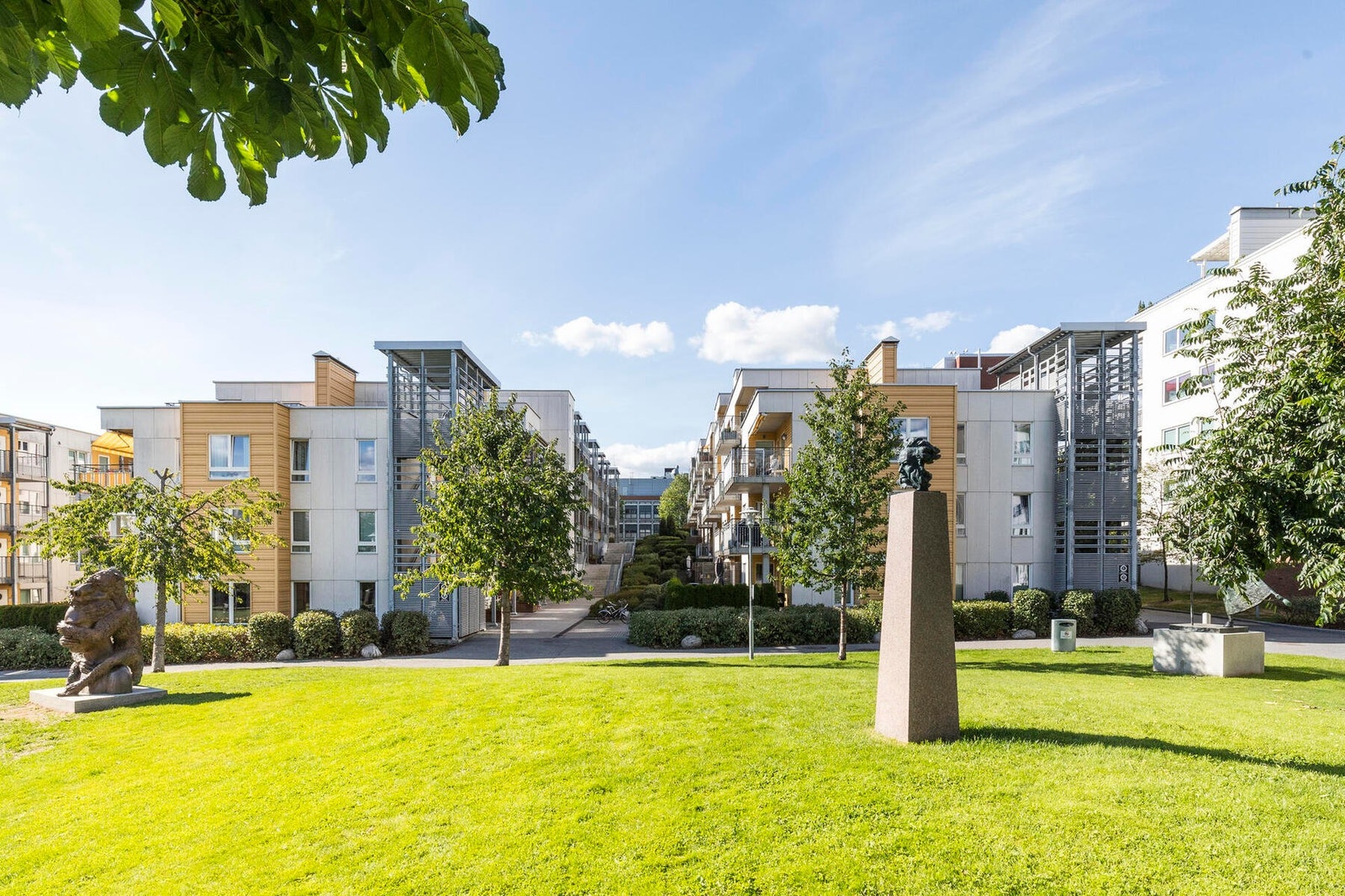 Lørenparken ligger rett i nærheten av leiligheten. Her er det store grønne arealer, lekeplass og barnehage. Galleribilde
