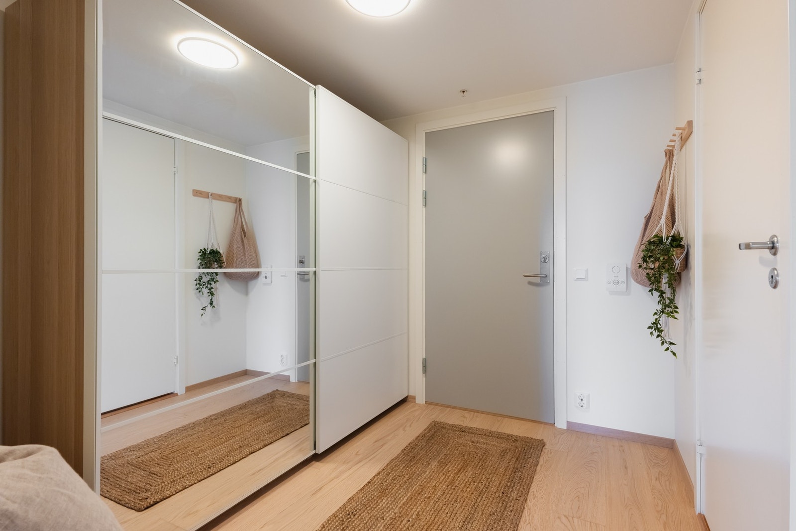 Entréen har en romslig skyvedørsgarderobe som gir godt med plass for yttertøyet. Galleribilde