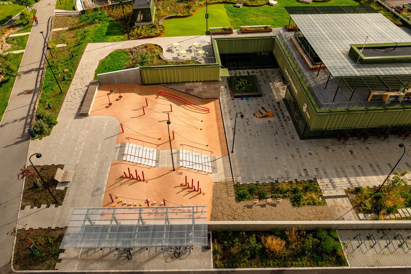 Løren flerbrukshall og aktivitetspark ligger like utenfor boligen. Galleribilde