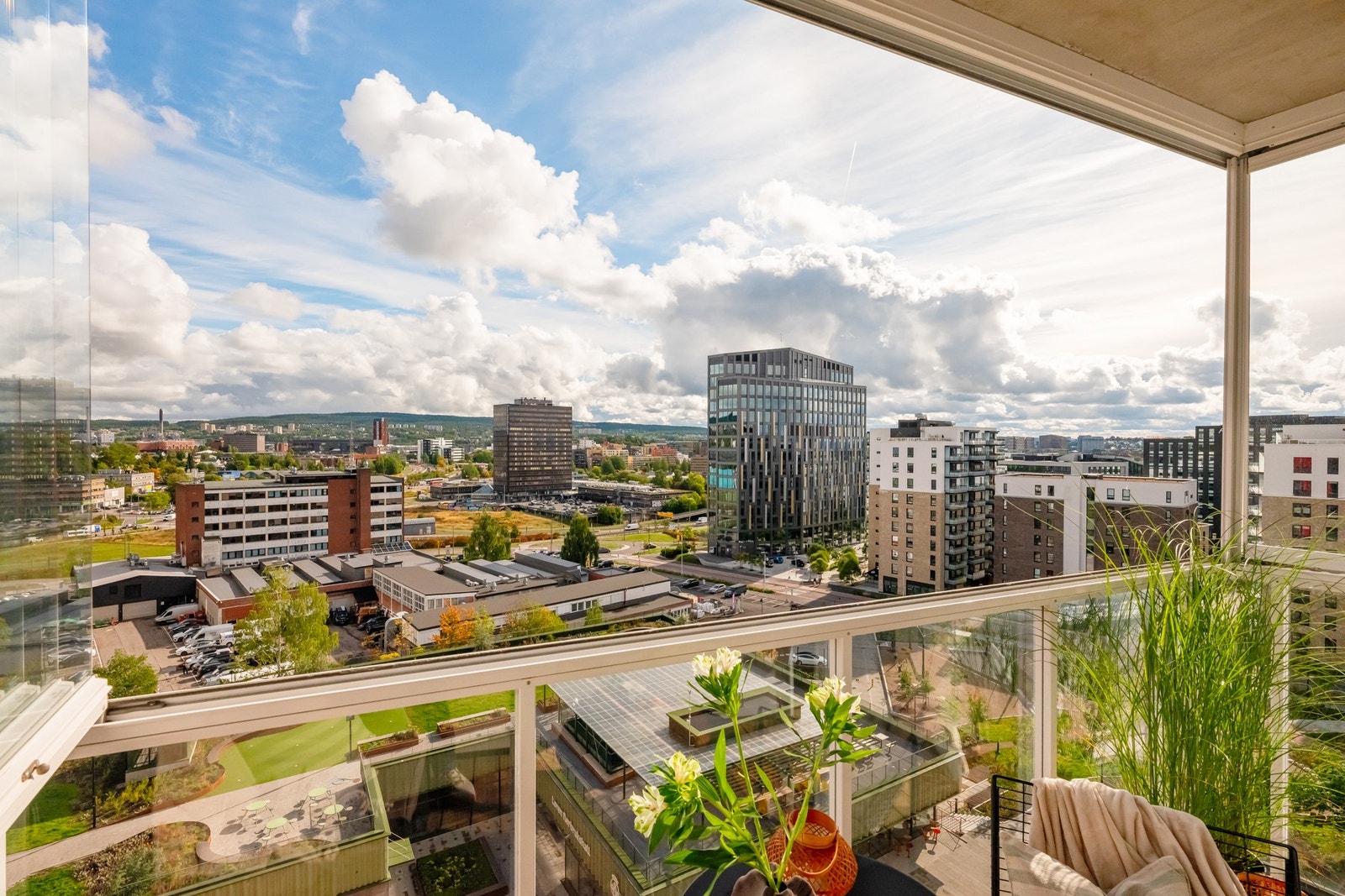 Balkongen er overbygget og innglasset, som gjør uteplassen lun og privat. Innglassingen kan i tillegg skyves opp om du ønsker luft og solstråler inn. Galleribilde
