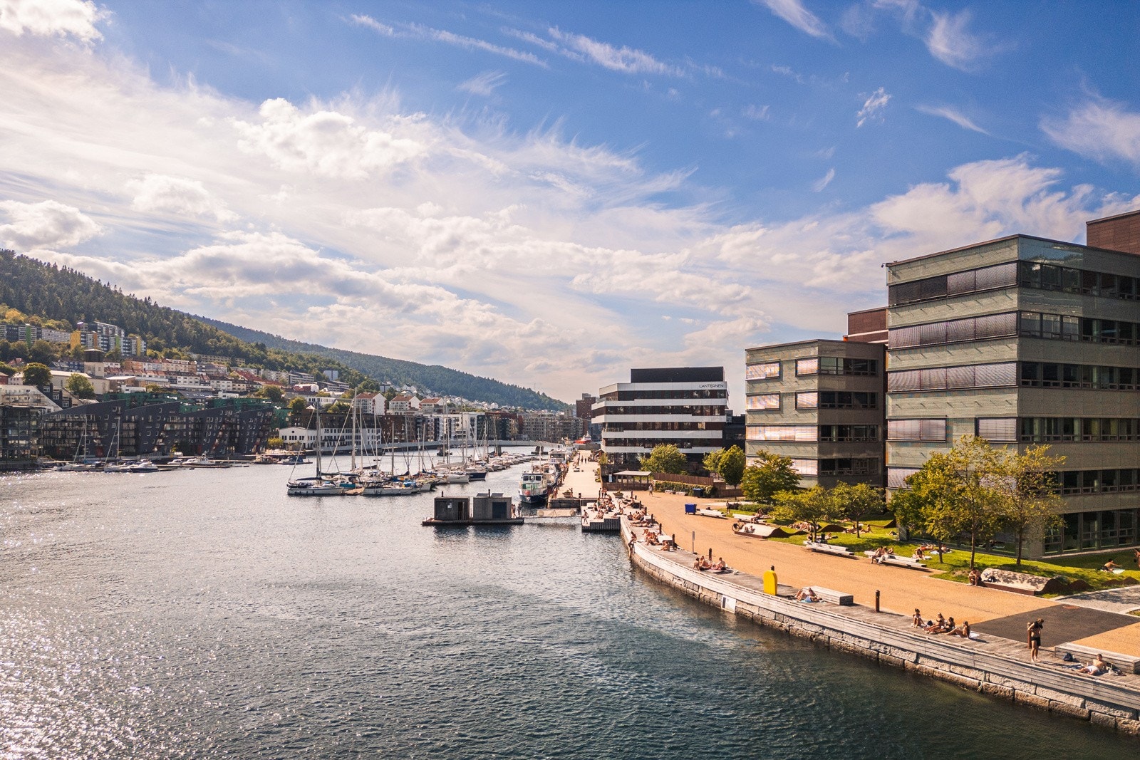 Nyt en rolig og avslappende spasertur langs sjøen. Pust inn frisk sjøluft, se på livet og båtene som glir forbi. Avvik vil forekomme Galleribilde