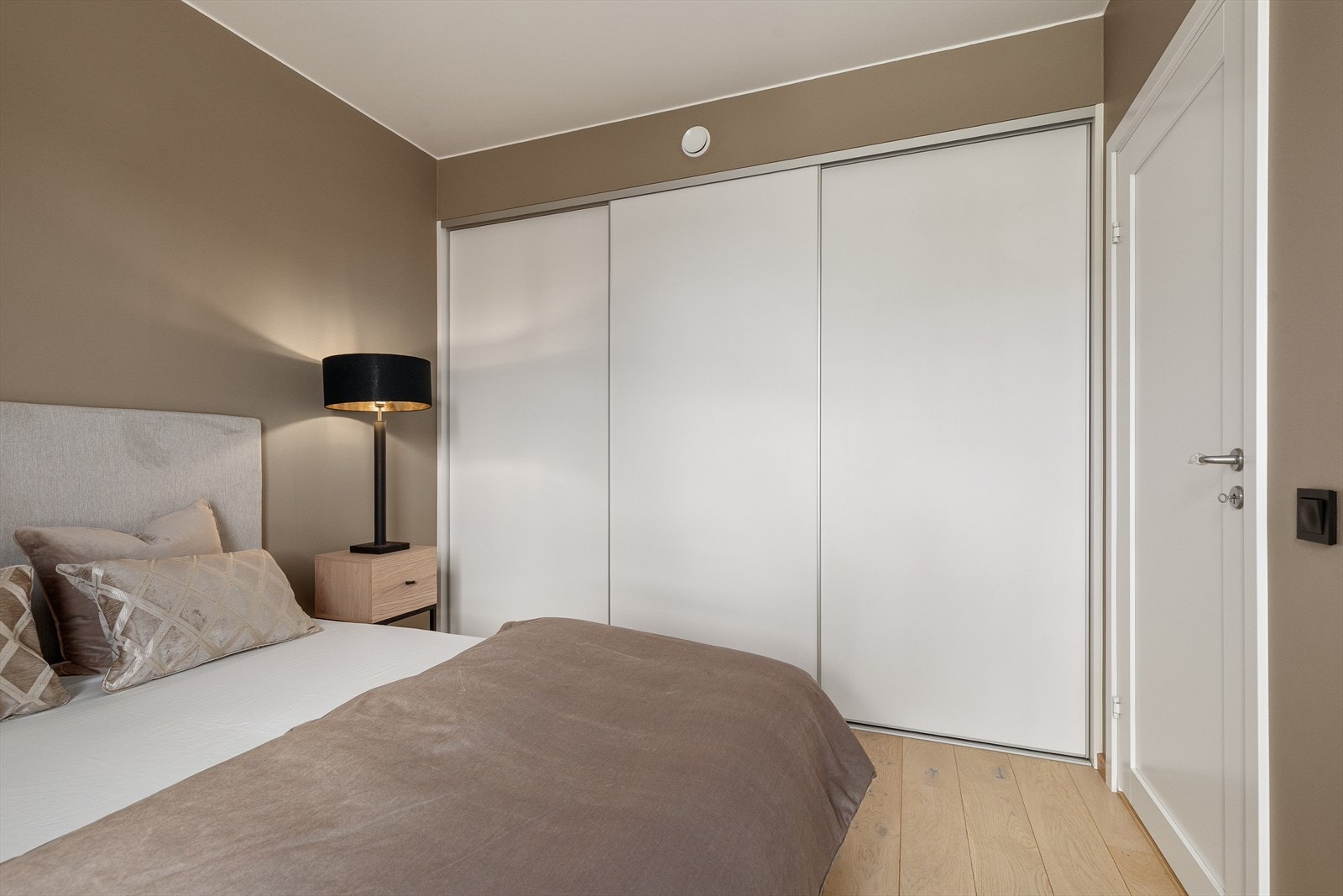 Godt med lagring i skyvedørsgarderobe Galleribilde
