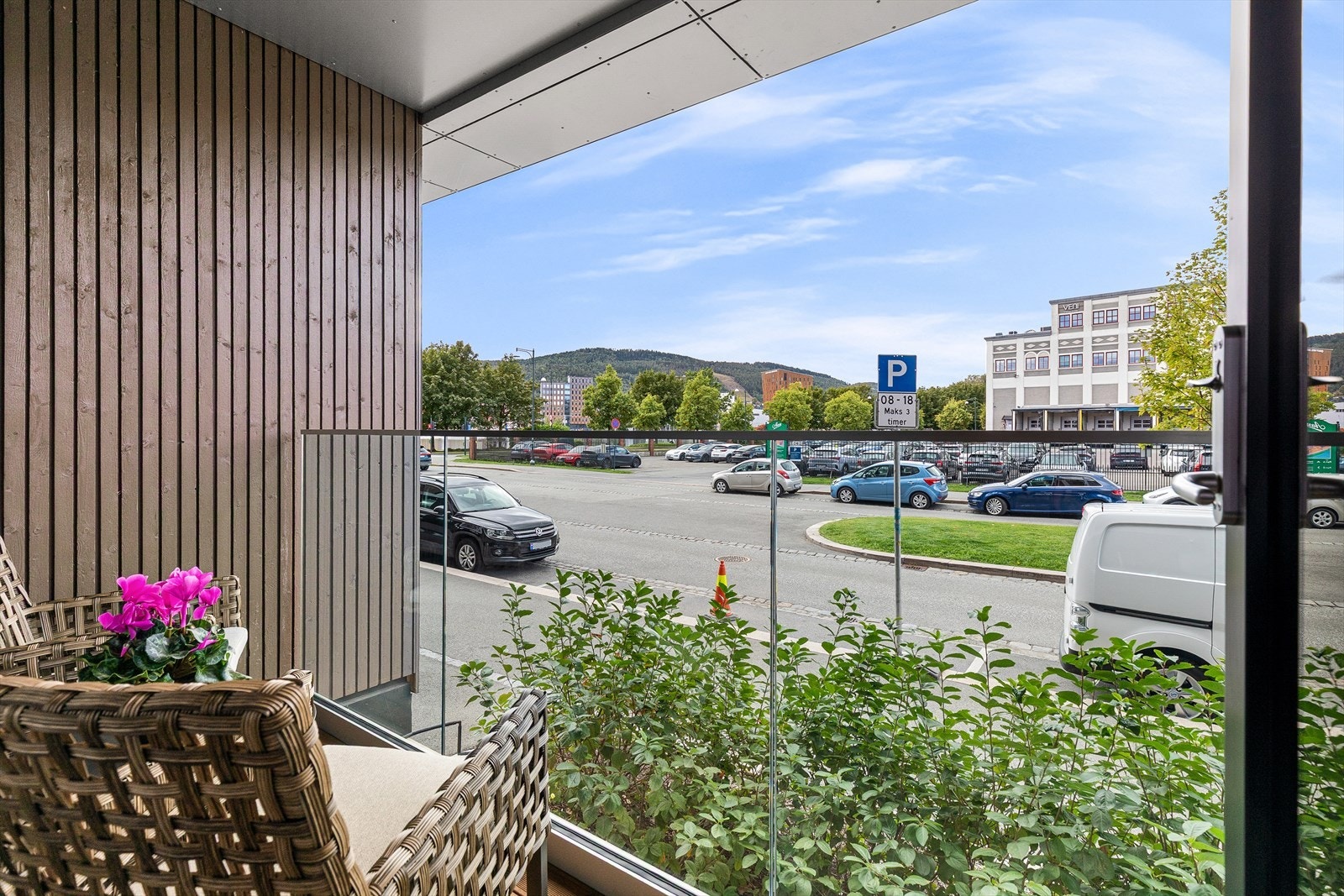 Uteplass fra stue, takoverbygget og tilbaketrukket Galleribilde