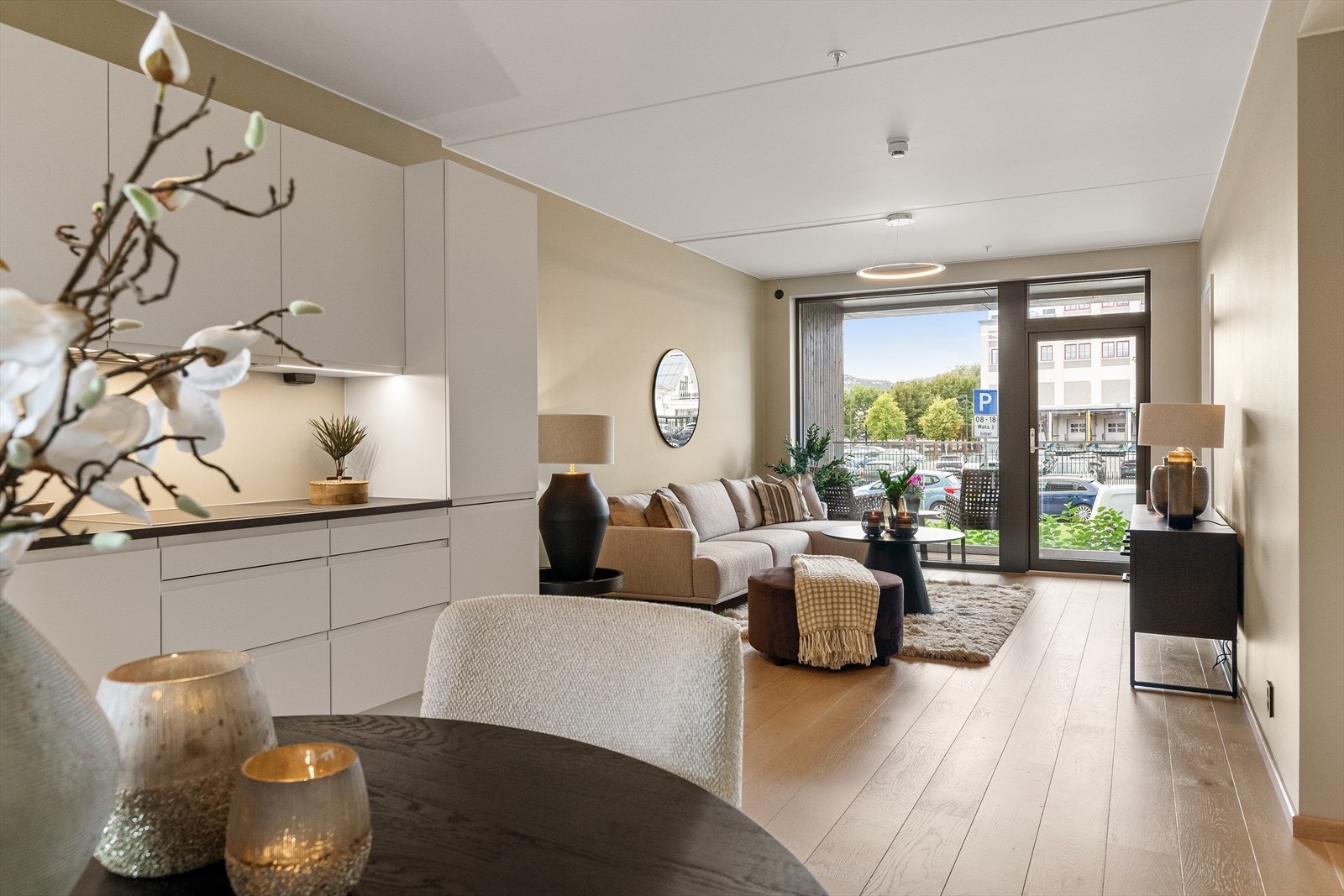 Planløsningen er meget god, med uteplass på hver side og rikt med gjennomlys Galleribilde