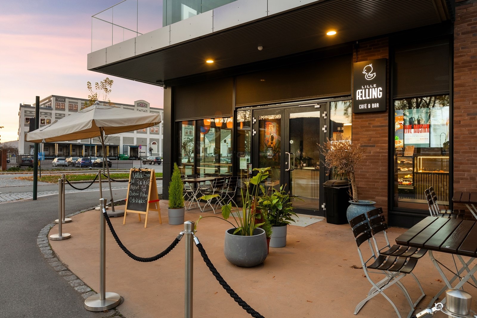 Restaurant i bygget med sosiale arrangementer for de som ønsker å delta. Galleribilde