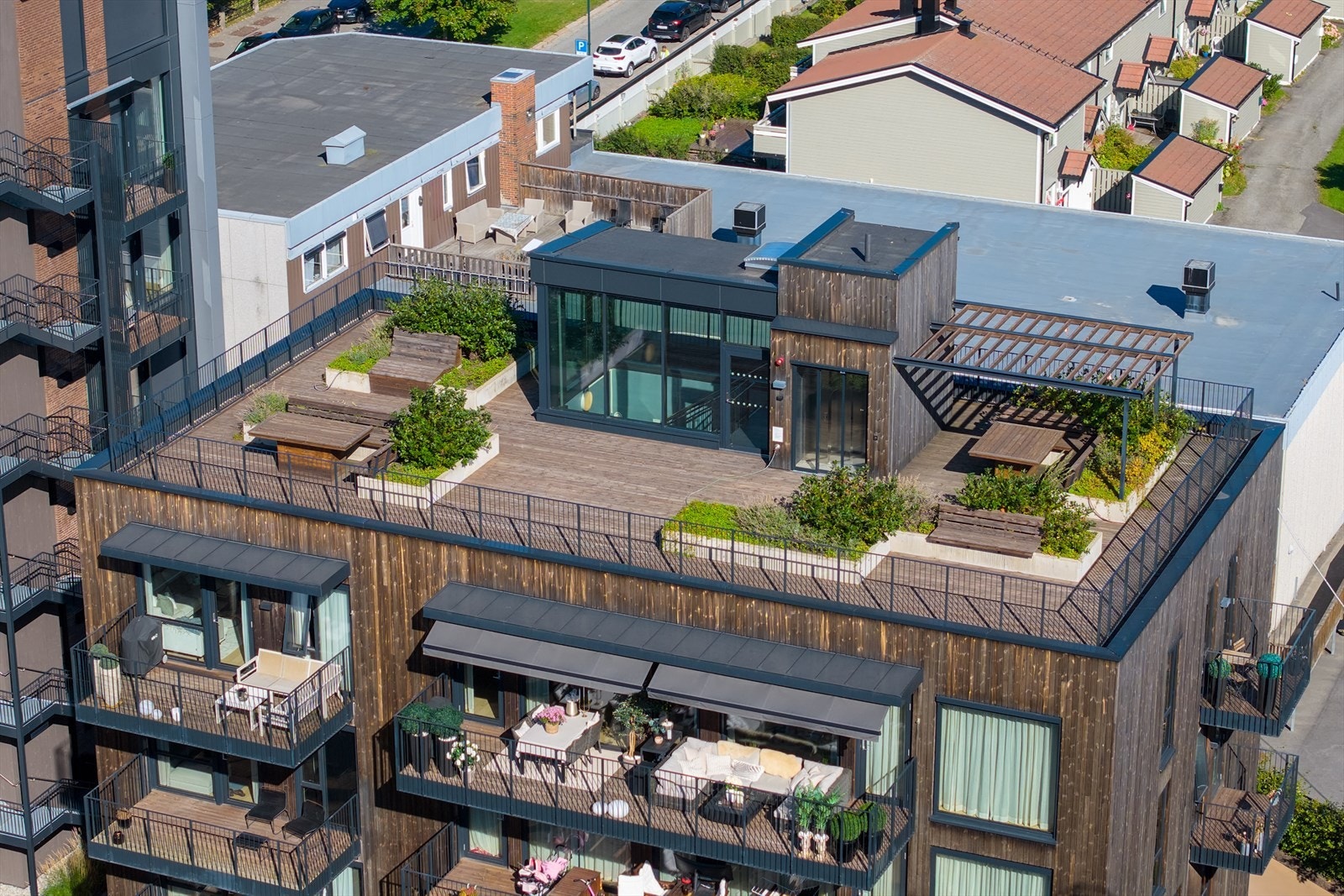 Leiligheten har to uteplasser, i tillegg til sameiets flotte felles takterrasser Galleribilde