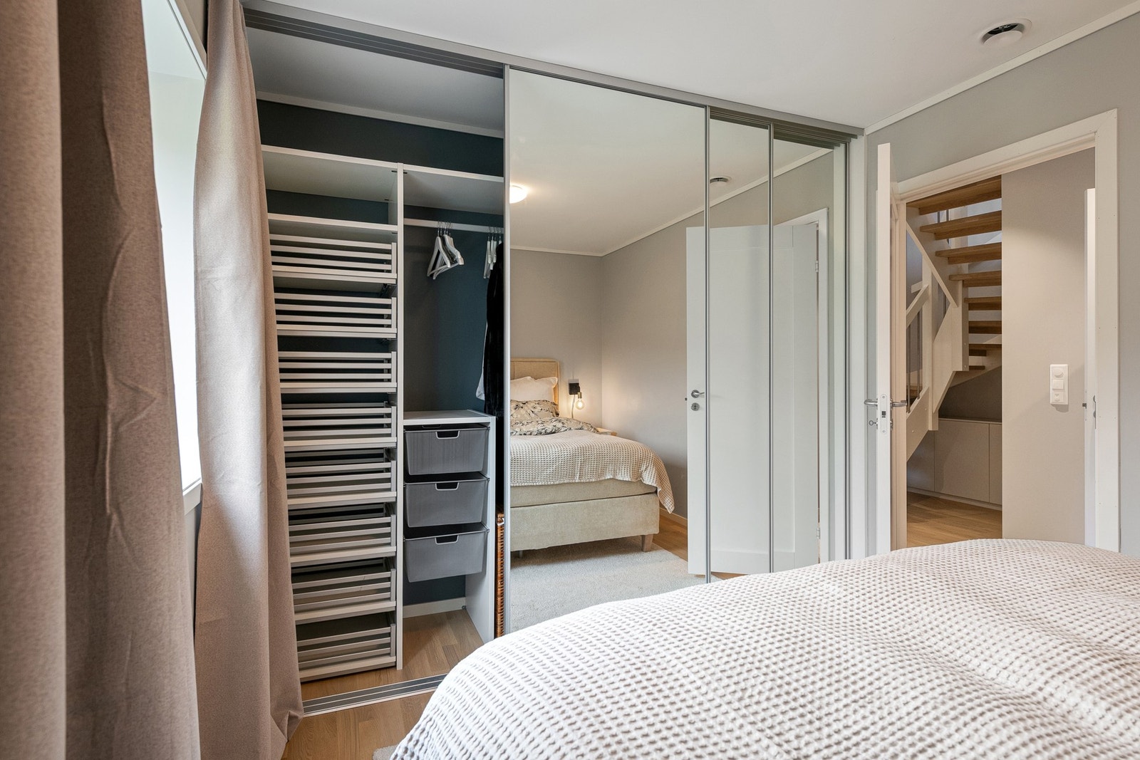 Stor skyvedørsgarderobe. Galleribilde