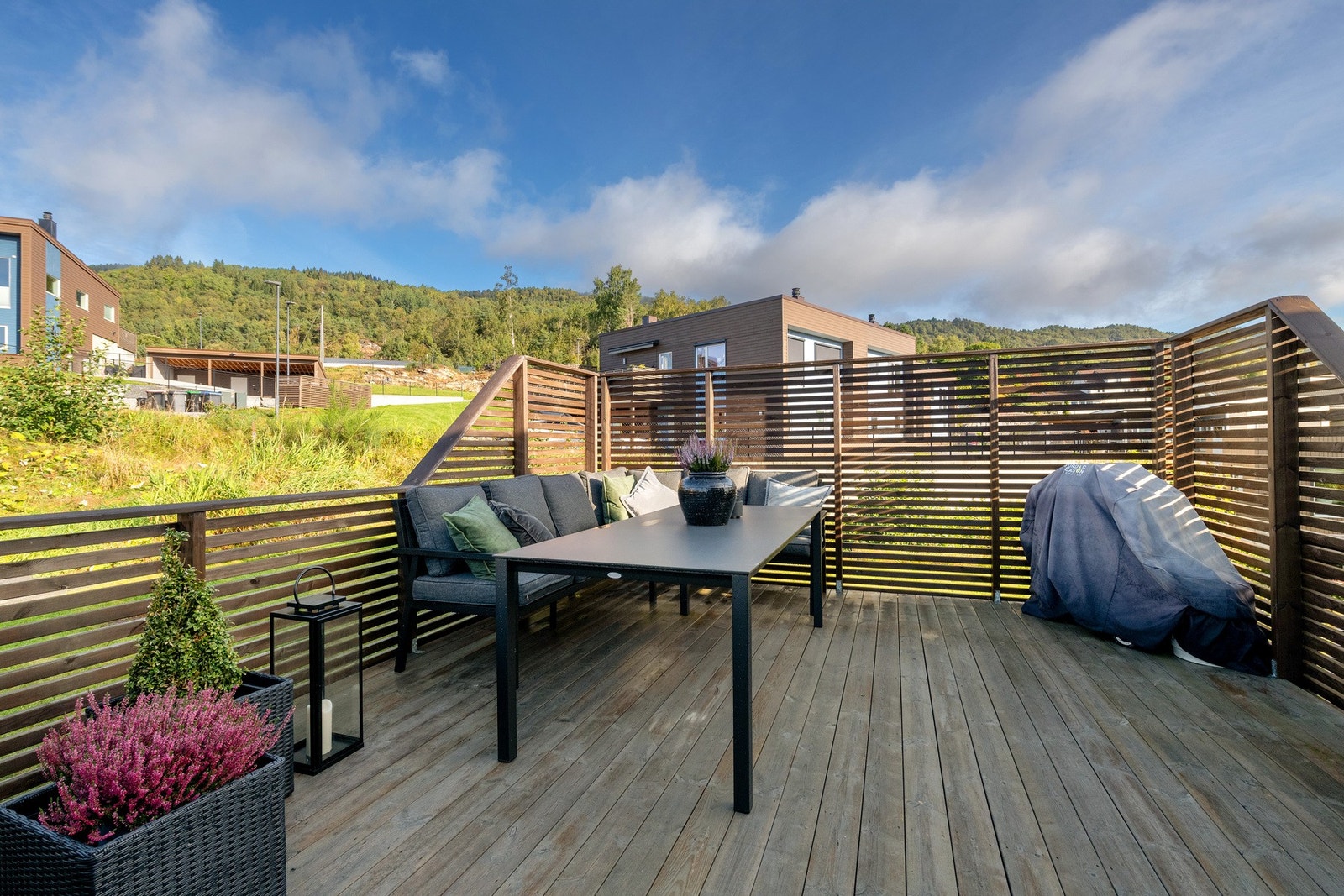 Terrasse ved inngangspartiet der solen kan nytes på ettermiddag/kveld. Galleribilde