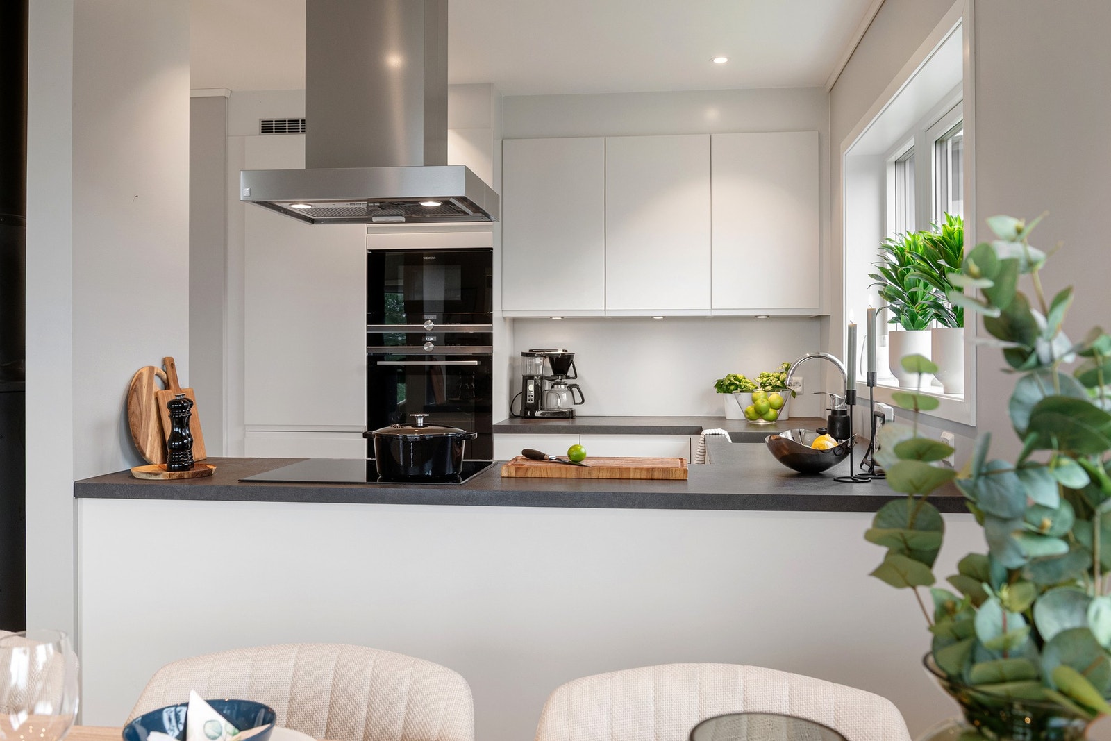 Ventilator over platetopp med avtrekk ut. Galleribilde