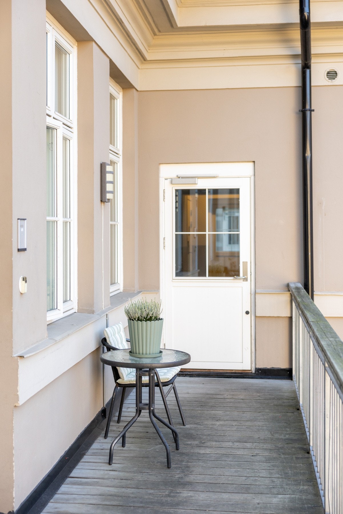 Stor felles balkong rett utenfor leiligheten. Beboere har også tilgang til takterrasse og hage Galleribilde