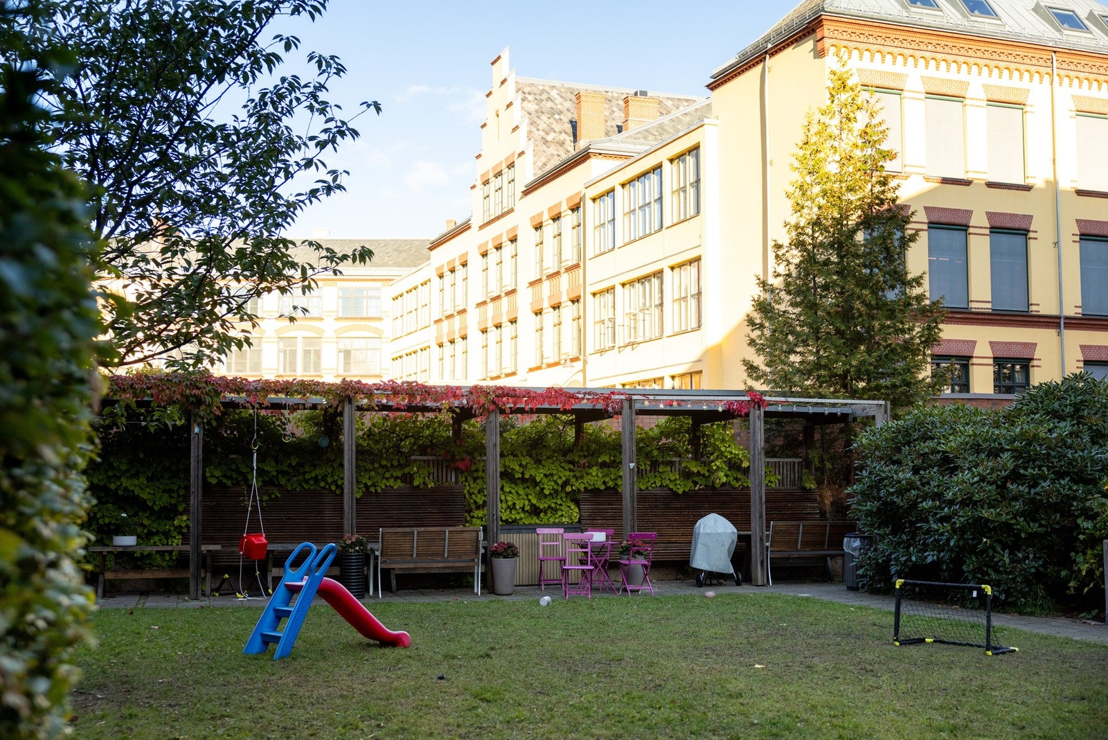 Beboere har tilgang til en nydelig hage med pergola, grill og lekemuligheter Galleribilde