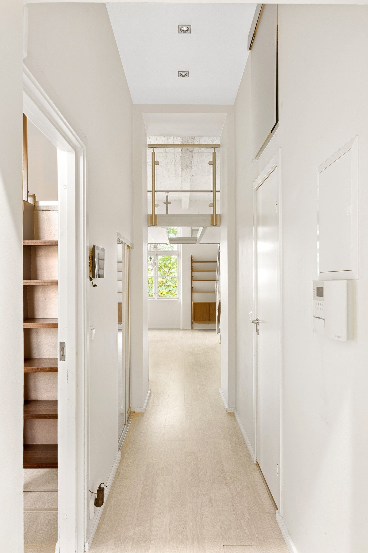 Hyggelig og praktisk entré med gode oppbevaringsmuligheter i innebygd skyvedørsgarderobe og hems/kott i høyden Galleribilde