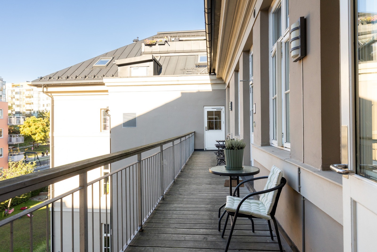 Stor, felles balkong med hyggelig utsyn og kveldssol på sommerhalvåret Galleribilde