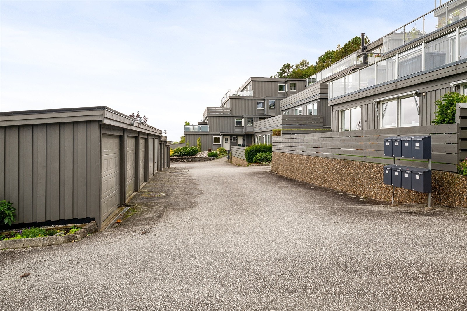 1 garasjeplass m. el-bil lader (seksjoneringsbegjæring foreligger ikke - ikke sikret rettsvern til garasje). Galleribilde