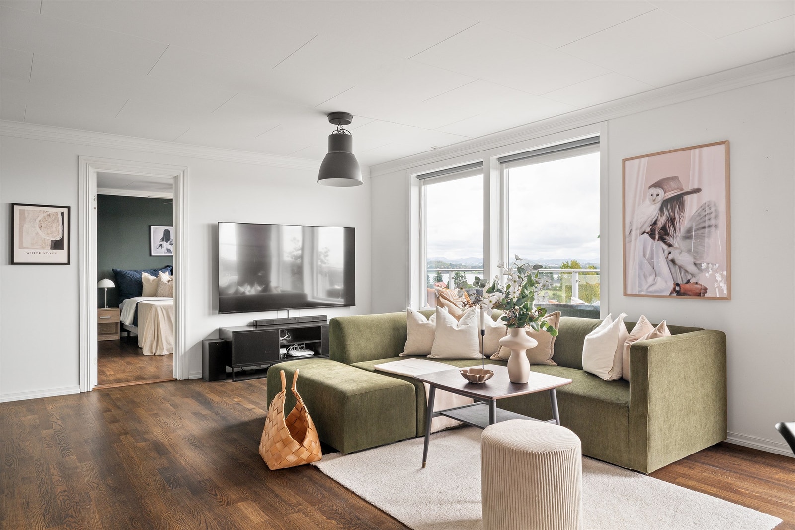 Store vindusflater slipper naturen inn i rommet! Galleribilde