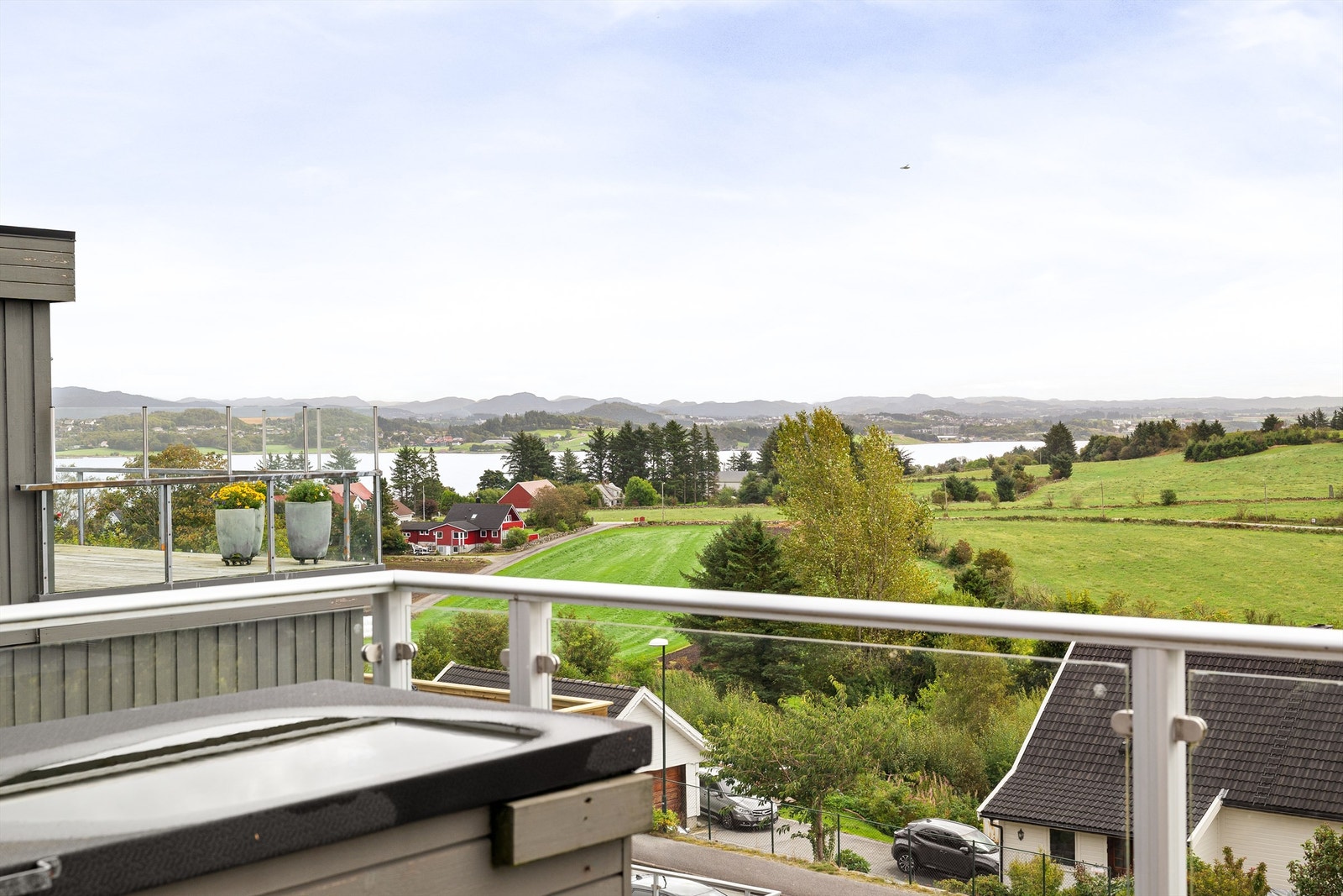 Utsikt mot Hafrsfjord og fine, grønne marker. Galleribilde