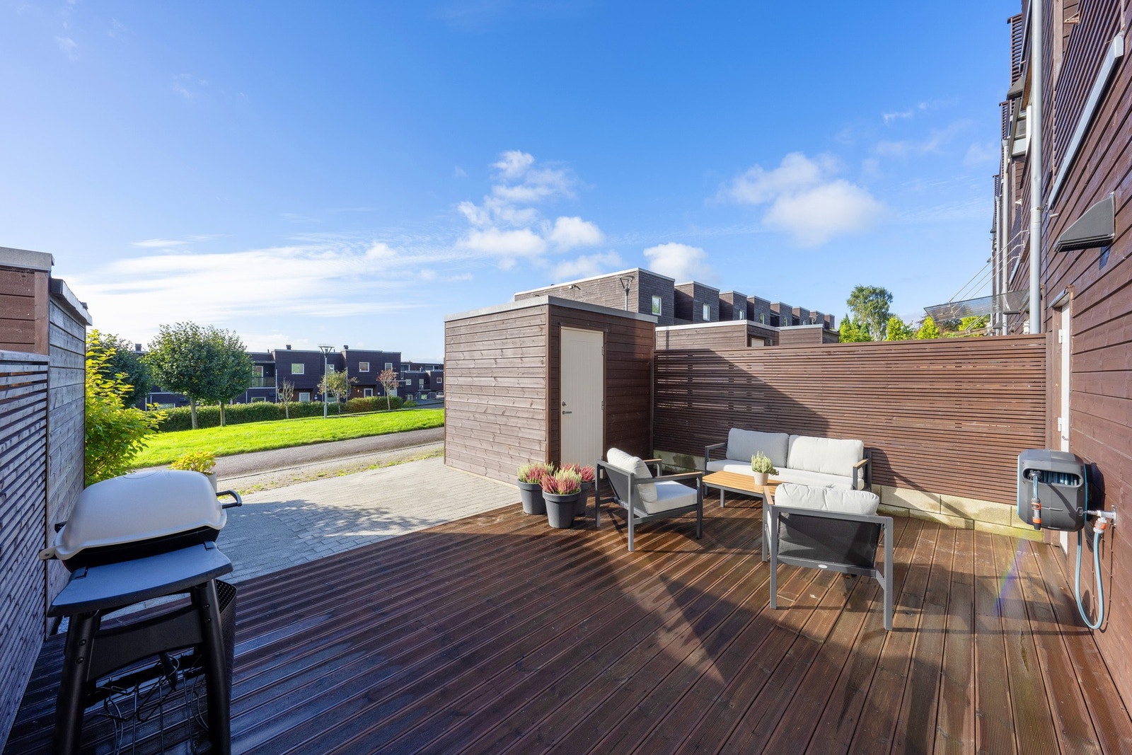 Stor terrasse på boligens sørlige side. Utgang fra u.etg. Galleribilde