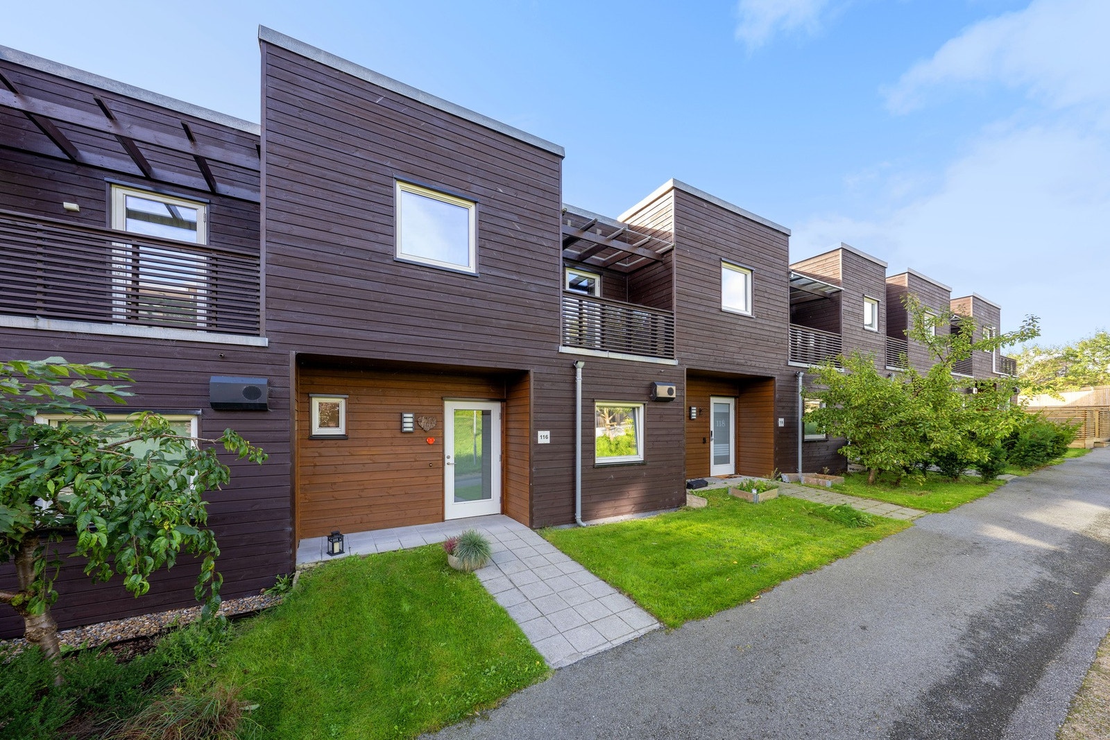 Moderne rekkehus i et ettertraktet nabolag. Galleribilde