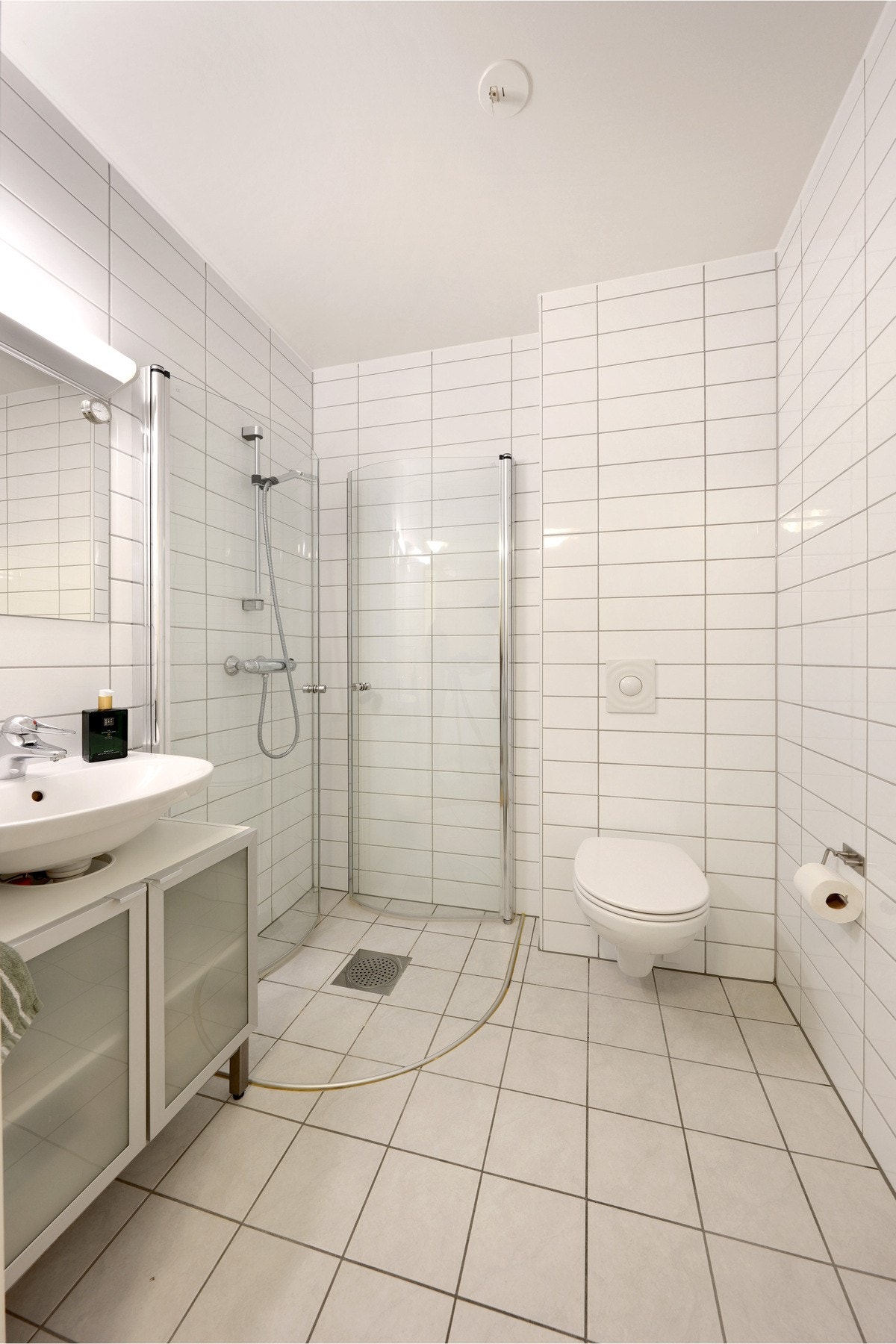 Det er også et helfliset bad i etasjen med dusjhjørne og vegghengt toalett. Galleribilde