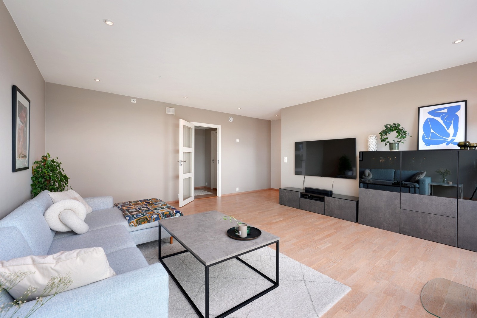 Fin, jevn belysning med downlights i tak. Galleribilde