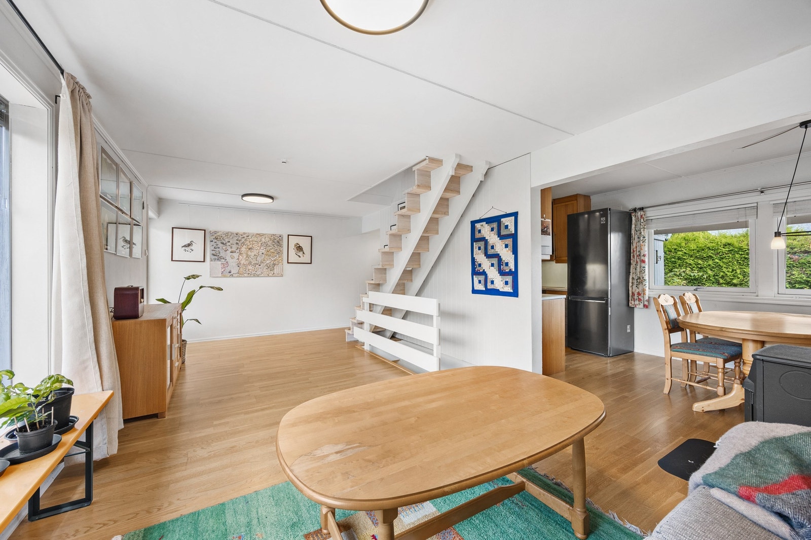 Parkett på gulvet og god plass til både sittegruppe og oppbevaring. Galleribilde