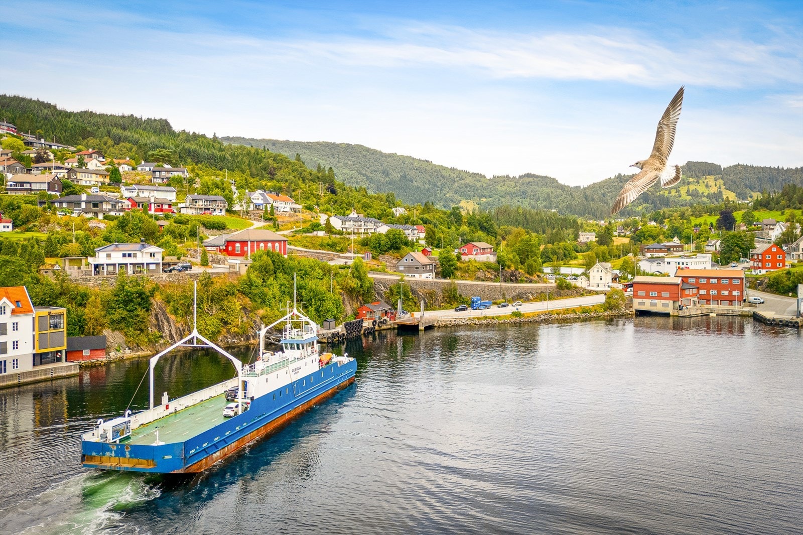 Fra boligen er det ca. 12 minutter å gå til Valestrand kai, med busslinjene 900, 901 og 910. Galleribilde