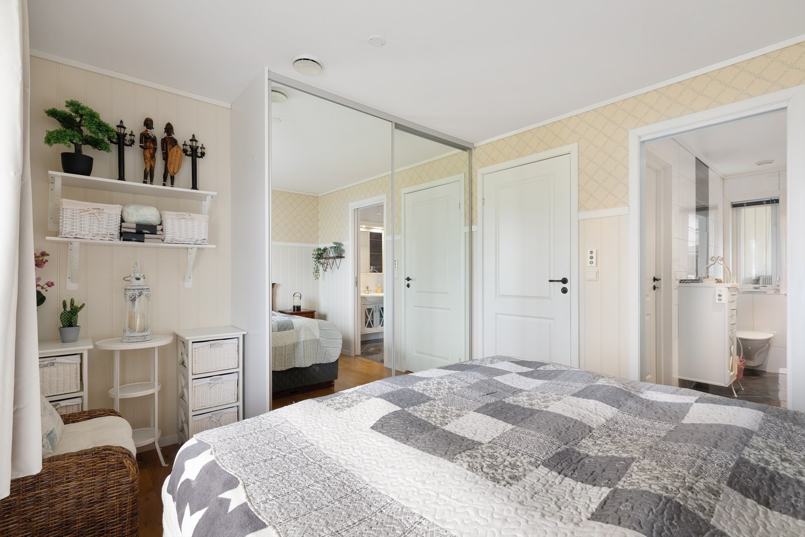 Praktisk skyvedørsgarderobe. Galleribilde