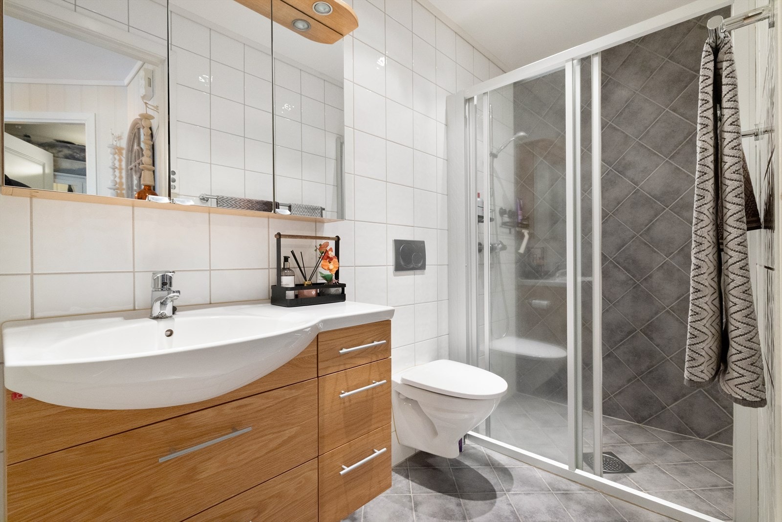 Det er to flislagte bad. Det ene badet er innredet med dusjnisje, vegghengt toalett og servantinnredning med speil og belysning. Galleribilde