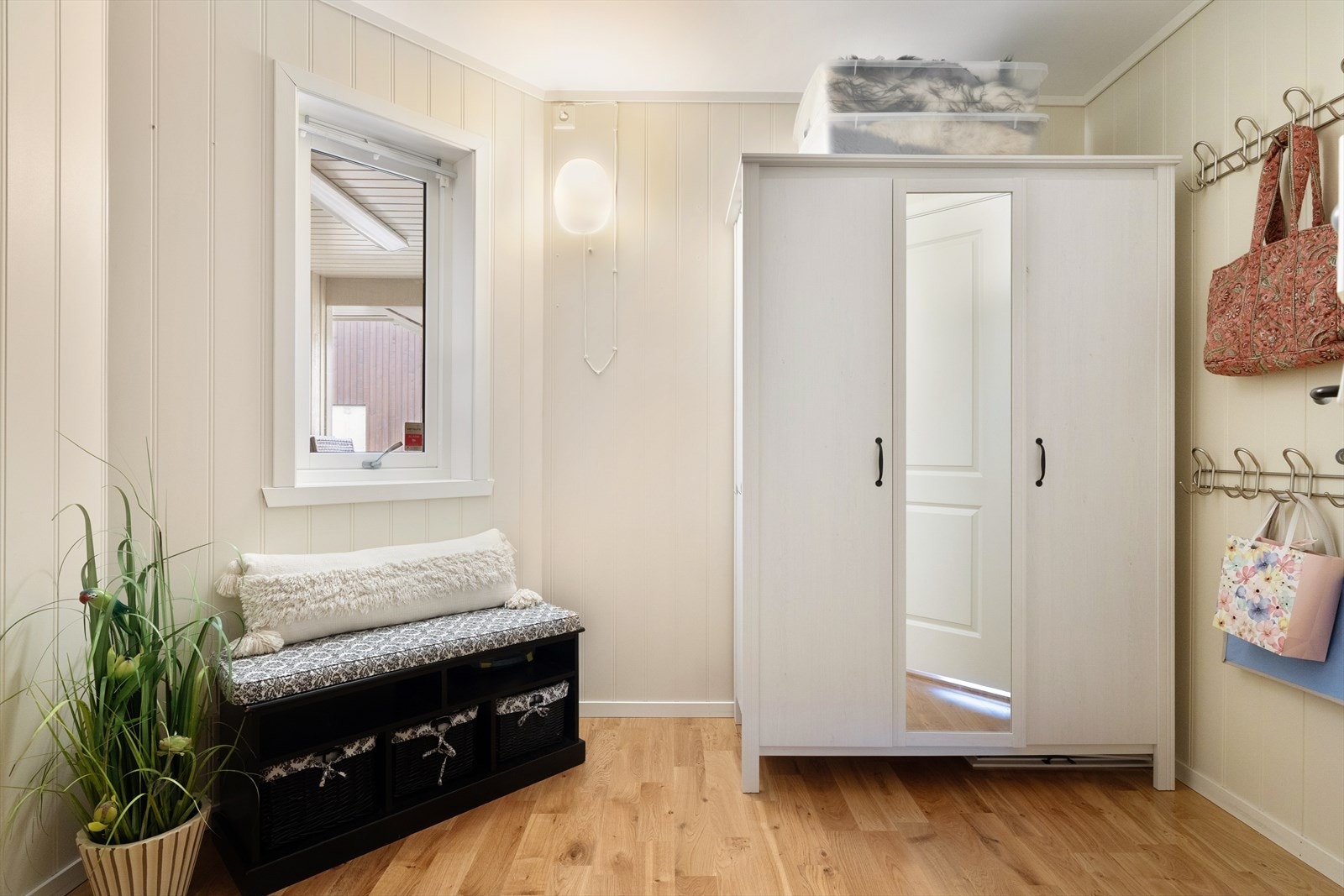 I tillegg er det et kontor på ca. 7,4 m², som gir et praktisk ekstra rom med flere bruksmuligheter. Galleribilde