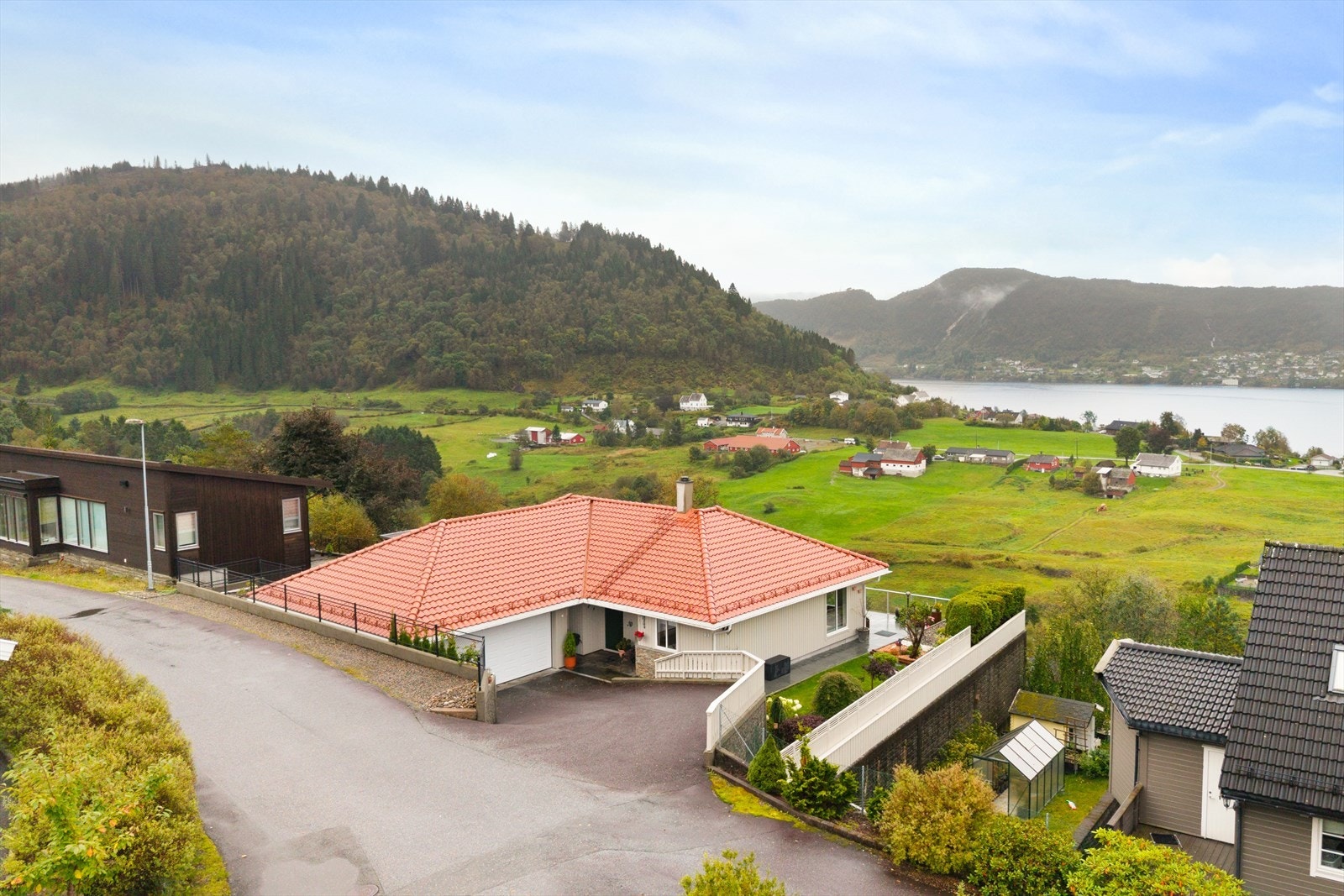 Fra boligen er det ca. 15 minutters gange til Valestrand skule og kort vei til både barnehager og ungdomsskole. Galleribilde