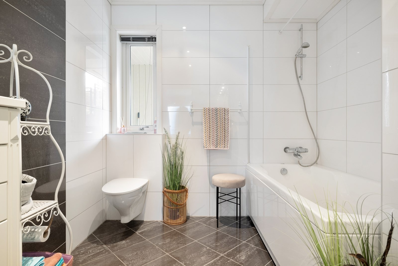 Det er inngang til bad fra hovedsoverommet og gangen. Galleribilde