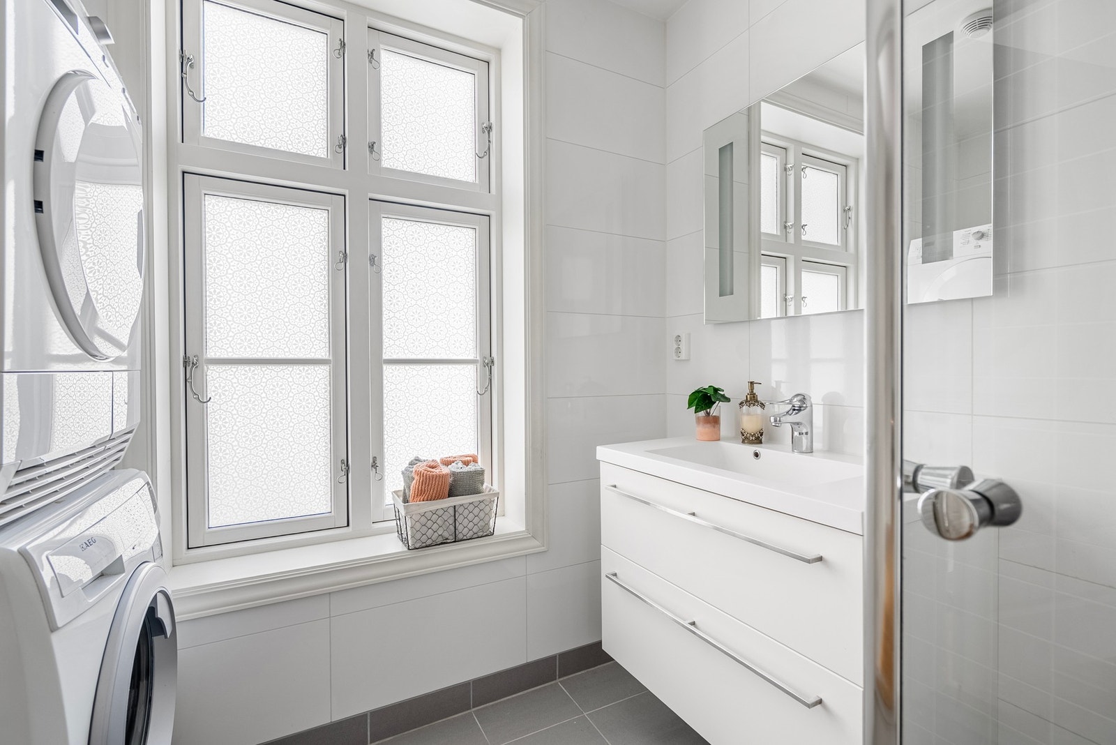 Badet er utstyrt med det du trenger, samtidig som det er tilrettelagt for vaskemaskin og tørketrommel Galleribilde
