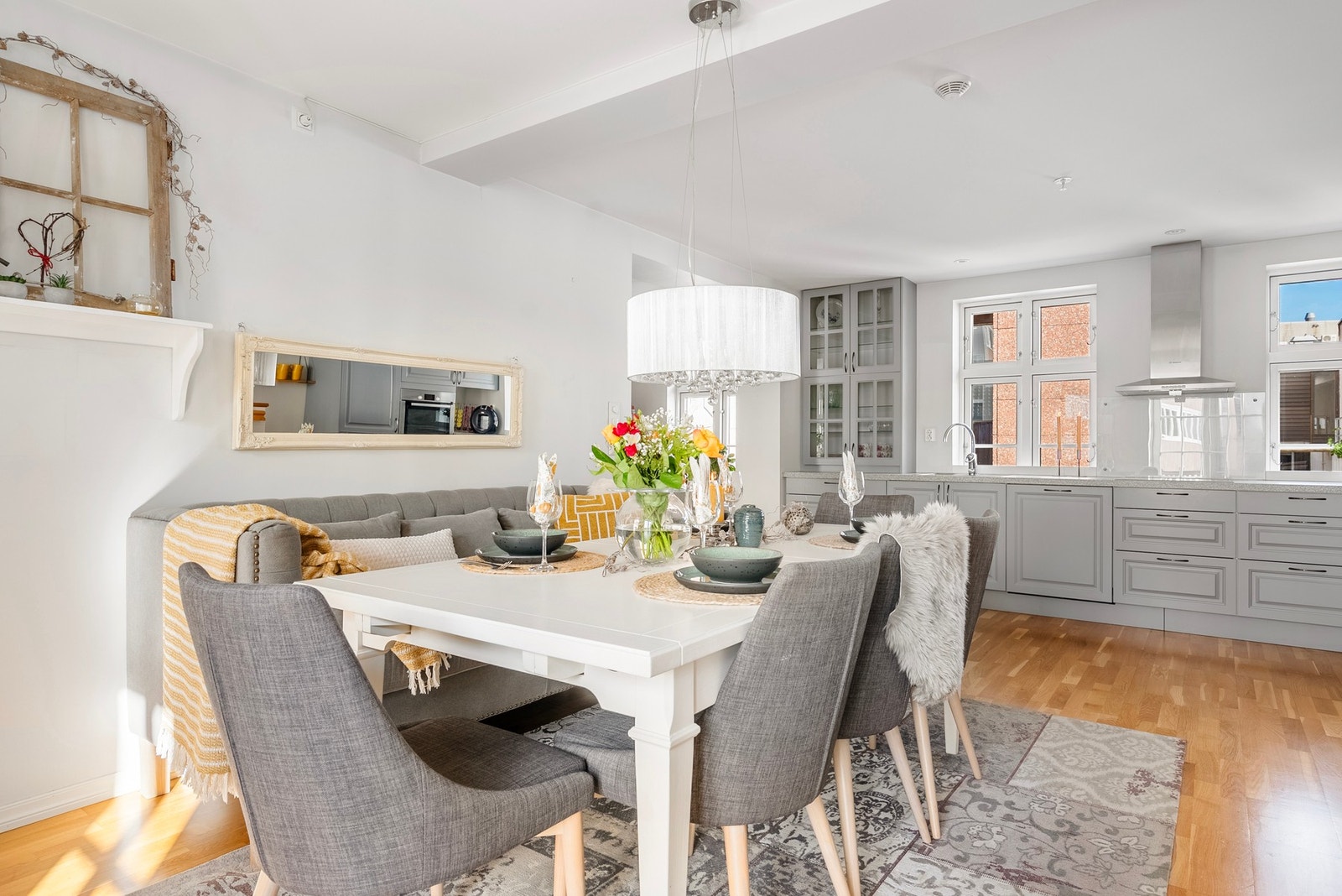 Et innbydende spiseområde hvor det ligger godt til rette for lange måltider og hyggelige stunder Galleribilde
