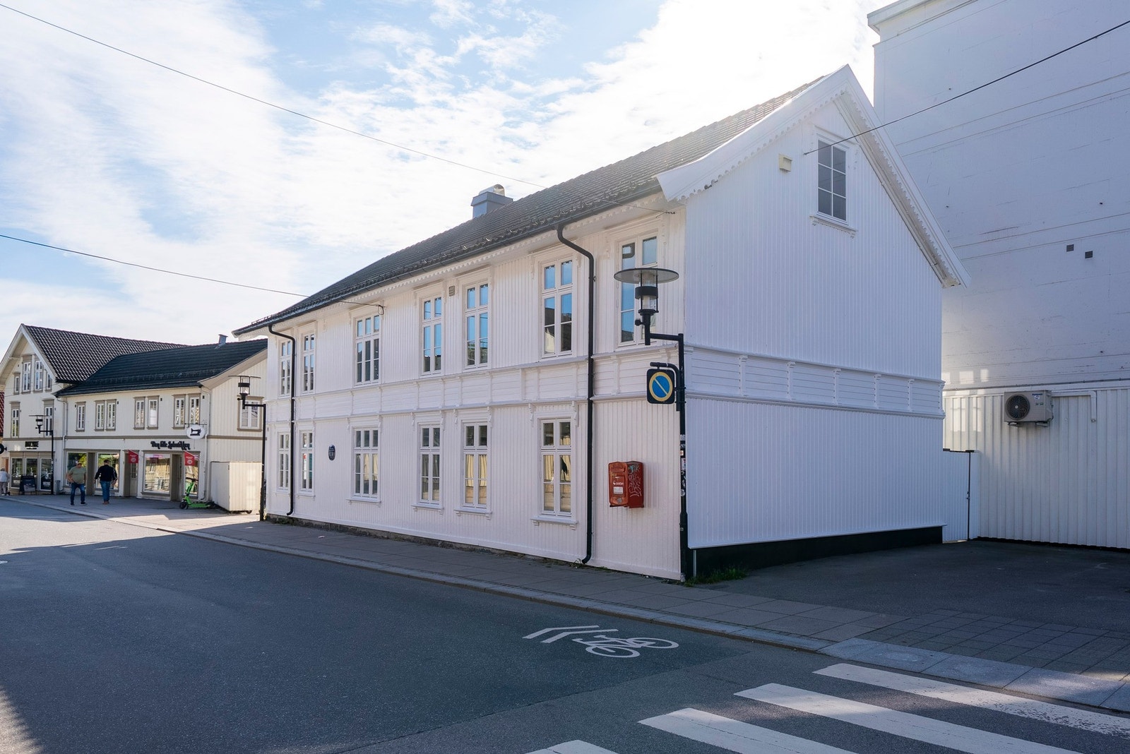 Her er sentrum for dine føtter - midt i sentrum, med butikker, servicetilbud og byens øvrige fasiliteter rett utenfor døren Galleribilde