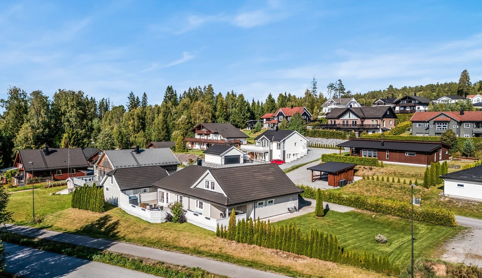 Boligen ligger i trafikkstille, barnevennlig og veletablert boligområde. Galleribilde