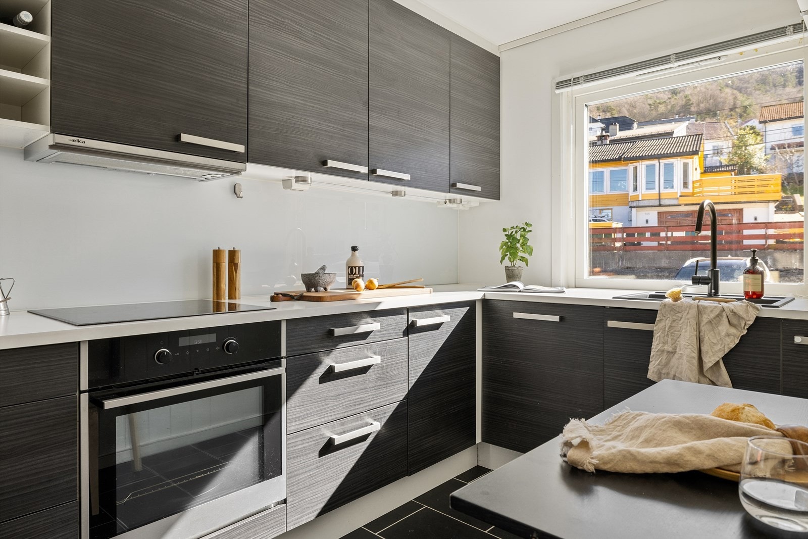 Av integrerte hvitevarer kan en skilte med stekeovn, platetopp, oppvaskmaskin, og kombiskap. Galleribilde