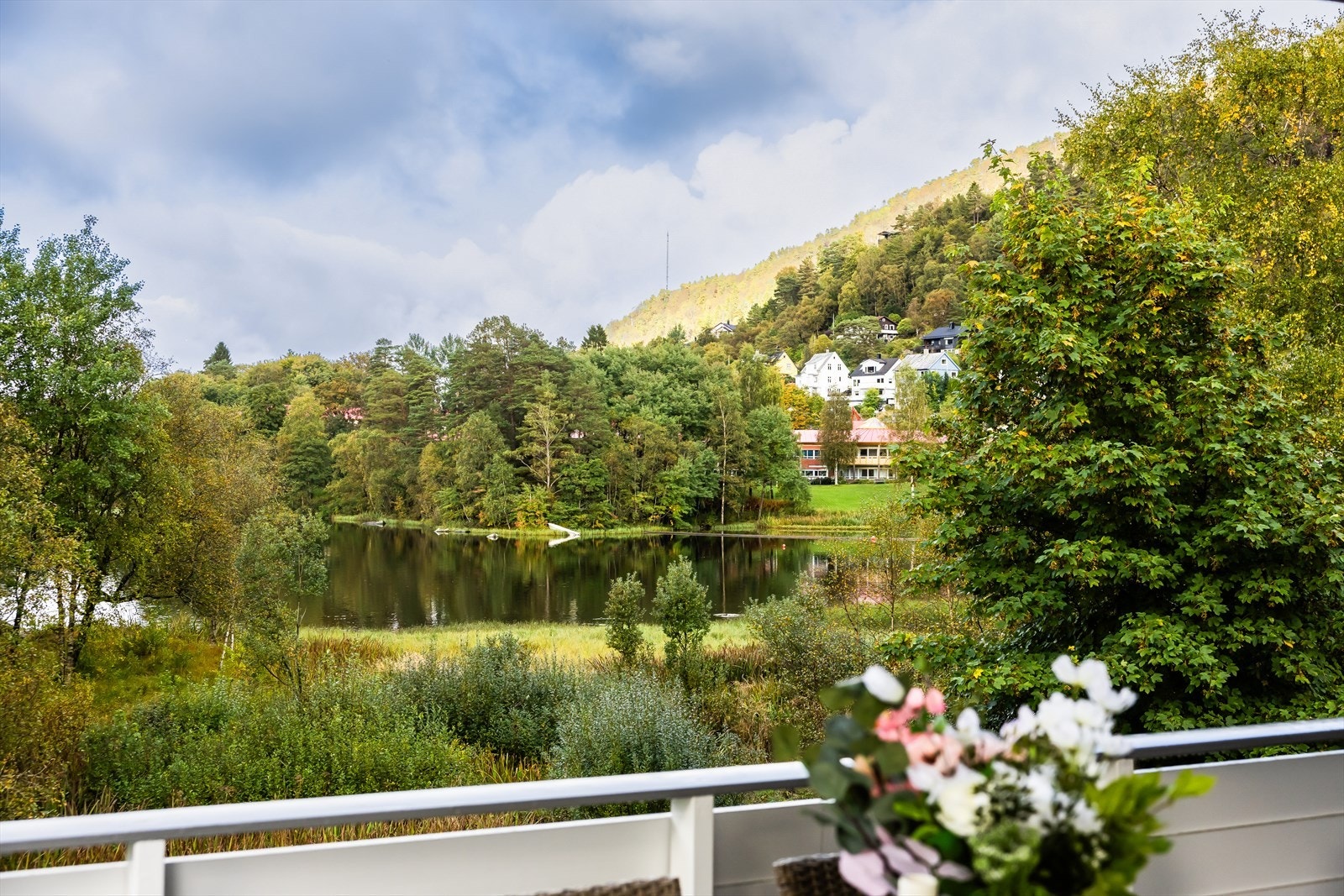 Beliggenheten er naturskjønn og vakker, like ved Lyngbøvatnet. Her bor man i rolige omgivelser, samtidig som sentrumskjernen bare er en kort busstur unna. Galleribilde